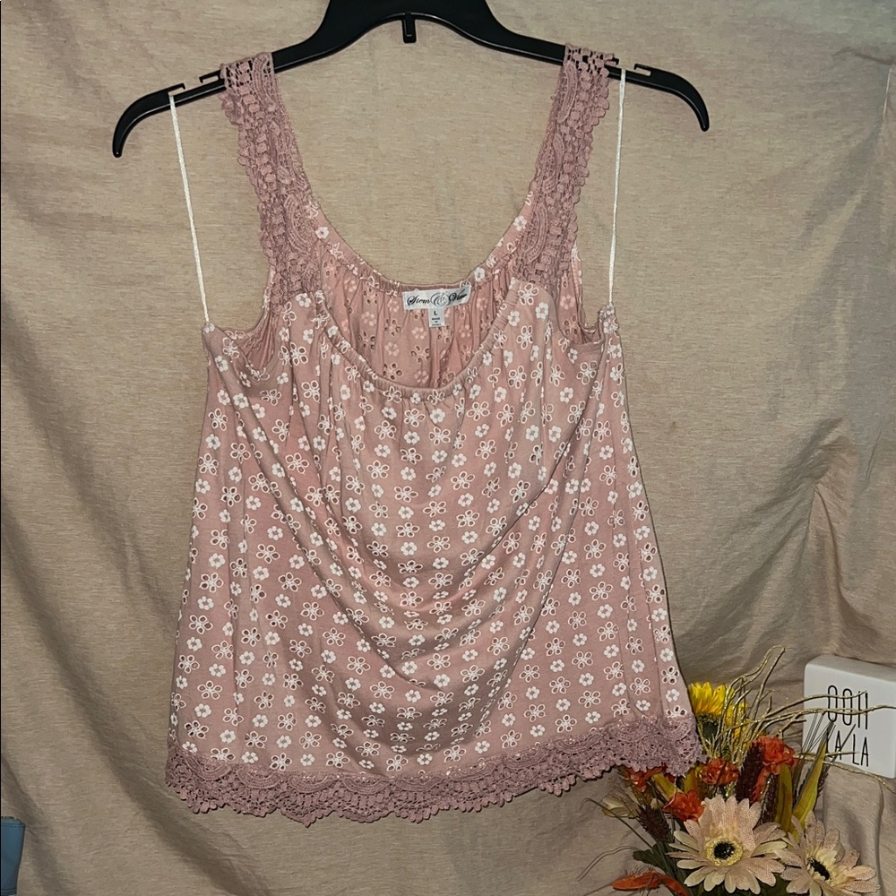 Elegant Lace Trimmed Camisole in Soft Pink